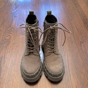 🔥🔥VINCE CAMUTO EUC🔥🔥suede combat boots